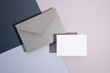 Hafif arka planda kağıt zarflar. Yeni posta, bir mesaj yaz. Gönder ve al. Posta servisi. Boş zarf, boş alan. İnsanlarla iletişim, evrak işleri. Zarfı kapat.