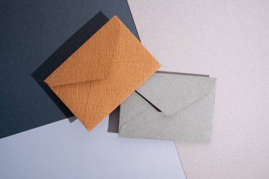 Hafif arka planda kağıt zarflar. Yeni posta, bir mesaj yaz. Gönder ve al. Posta servisi. Boş zarf, boş alan. İnsanlarla iletişim, evrak işleri. Zarfı kapat.