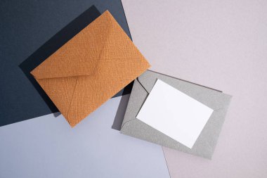 Hafif arka planda kağıt zarflar. Yeni posta, bir mesaj yaz. Gönder ve al. Posta servisi. Boş zarf, boş alan. İnsanlarla iletişim, evrak işleri. Zarfı kapat.