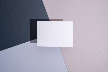 Boş kartvizit, renkli bir arkaplanda kartpostal. Metin ve bilgi için yer. Model