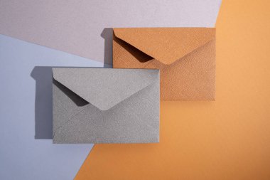 Hafif arka planda kağıt zarflar. Yeni posta, bir mesaj yaz. Gönder ve al. Posta servisi. Boş zarf, boş alan. İnsanlarla iletişim, evrak işleri. Zarfı kapat.