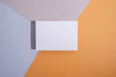 Boş kartvizit, renkli bir arkaplanda kartpostal. Metin ve bilgi için yer. Model