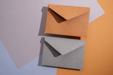 Hafif arka planda kağıt zarflar. Yeni posta, bir mesaj yaz. Gönder ve al. Posta servisi. Boş zarf, boş alan. İnsanlarla iletişim, evrak işleri. Zarfı kapat.