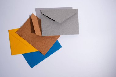 Hafif arka planda kağıt zarflar. Yeni posta, bir mesaj yaz. Gönder ve al. Posta servisi. Boş zarf, boş alan. İnsanlarla iletişim, evrak işleri. Zarfı kapat.