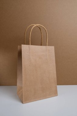 Hafif arka planda bir kese kağıdı. Teslimat ve alışveriş konsepti. Paketleme şablonu modellemesi
