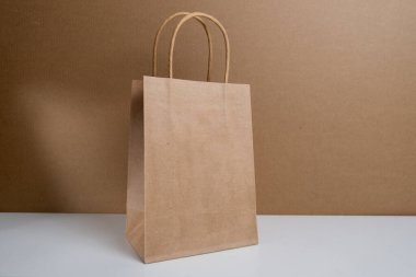 Hafif arka planda bir kese kağıdı. Teslimat ve alışveriş konsepti. Paketleme şablonu modellemesi