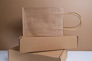 Kahverengi karton kutu. Karton kutu beyaz arka planda izole edilmiş. Mesaj için yer. Hediye kutusu