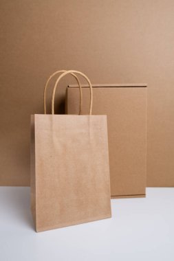 Kahverengi karton kutu. Karton kutu beyaz arka planda izole edilmiş. Mesaj için yer. Hediye kutusu