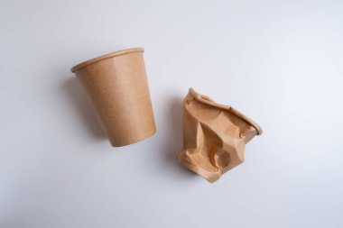 Açık arkaplanda çevre dostu kağıt kahve fincanları. Sıfır atık, plastiksiz ürünler. Tam ve çökmüş camlar. Plastik kirliliğini durdurun. Model