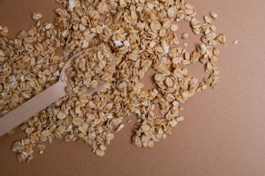 Bir yığın kuru yulaf lapası. Düzgün beslenme kavramı. Lezzetli kahvaltı. Gevrekler