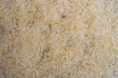 Çiğ pirinç ve ahşap kaşık, yakın plan. Sağlıklı yeme kavramı