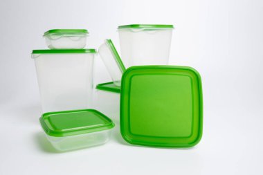 Hafif arka planda boş plastik yiyecek kapları. Uzayın organizasyonu. Ürünler sınıflandırılıyor