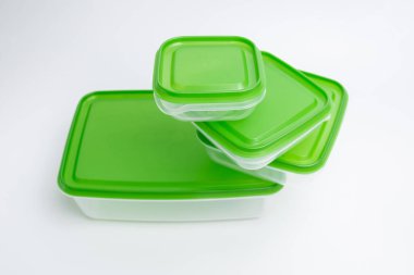 Hafif arka planda boş plastik yiyecek kapları. Uzayın organizasyonu. Ürünler sınıflandırılıyor