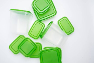 Hafif arka planda boş plastik yiyecek kapları. Uzayın organizasyonu. Ürünler sınıflandırılıyor