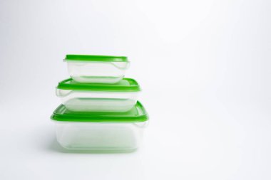 Hafif arka planda boş plastik yiyecek kapları. Uzayın organizasyonu. Ürünler sınıflandırılıyor