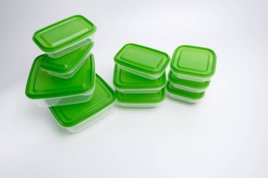 Hafif arka planda boş plastik yiyecek kapları. Uzayın organizasyonu. Ürünler sınıflandırılıyor