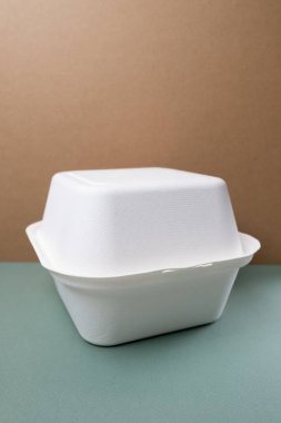 Kraft kağıt sofra takımı: bardaklar, yiyecek kutuları, arka planda izole edilmiş ahşap çatallar. Bir dizi tek kullanımlık sofra takımı. Geri dönüşüm ve sıfır atık konsepti. Model