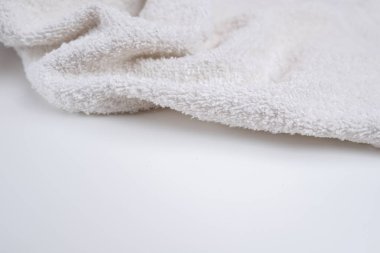 Terry havluyu yakın plan çek. Banyo için ev dekorasyonu. Peçeteleri siliyorum.