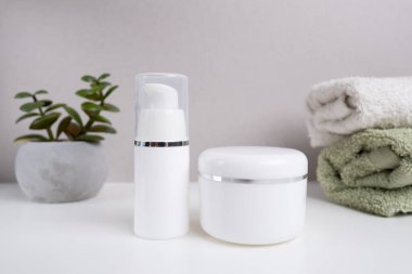 Krem, şampuan, tuvalet malzemeleri, kaplıca. Markasız beyaz plastik şişeler. Kozmetik ürünler için bir şişeyle birlikte. Cilt bakımı ve güzellik anlayışı. Model biçimi, kopyalama alanı