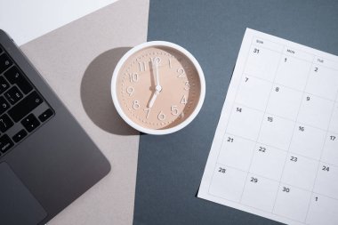 Aylık takvim. Kağıt üzerinde tarihi olan bir takvim. Ajanda. Haftanın programı, ay ve yıl. Modern organizatör. İş günlüğü. Teslim tarihi hatırlatması. Günlük etkinlik yönetimi. Şablon ve ızgara