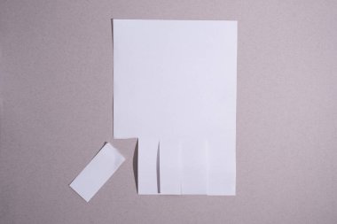 Mesaj ve telefon numarası için beyaz model. Renkli bir arkaplan üzerine reklam ve bilgi belgesi