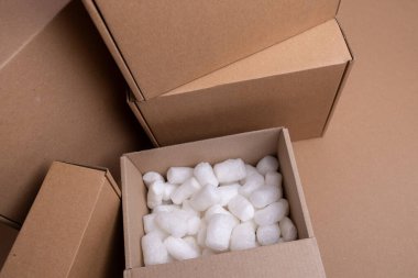 Kahverengi karton kutu. Karton kutu beyaz arka planda izole edilmiş. Mesaj için yer. Hediye kutusu