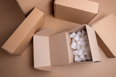 Kahverengi karton kutu. Karton kutu beyaz arka planda izole edilmiş. Mesaj için yer. Hediye kutusu