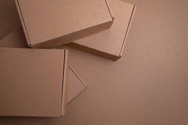 Kahverengi karton kutu. Karton kutu beyaz arka planda izole edilmiş. Mesaj için yer. Hediye kutusu