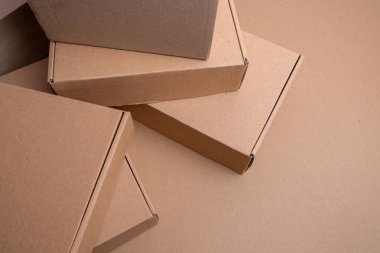 Kahverengi karton kutu. Karton kutu beyaz arka planda izole edilmiş. Mesaj için yer. Hediye kutusu