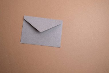 Hafif arka planda kağıt zarflar. Yeni posta, bir mesaj yaz. Gönder ve al. Posta servisi. Boş zarf, boş alan. İnsanlarla iletişim, evrak işleri. Zarfı kapat.