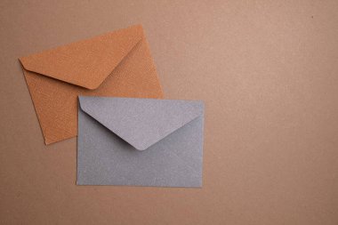 Hafif arka planda kağıt zarflar. Yeni posta, bir mesaj yaz. Gönder ve al. Posta servisi. Boş zarf, boş alan. İnsanlarla iletişim, evrak işleri. Zarfı kapat.