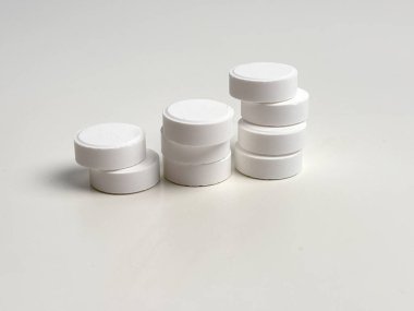 Arka planda yakın plan hapları. Vitamin ya da ilaç alıyordum. Sağlık, ilaç, eczane, hastalık önleme kavramı 