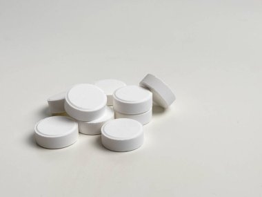Arka planda yakın plan hapları. Vitamin ya da ilaç alıyordum. Sağlık, ilaç, eczane, hastalık önleme kavramı 