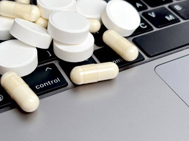 Arka planda yakın plan hapları. Vitamin ya da ilaç alıyordum. Sağlık, ilaç, eczane, hastalık önleme kavramı 