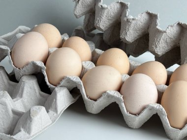 Tavuk yumurtalı karton kutular. Masada pişmemiş yumurtalarla kutular. Doğal organik tarım ürünü. Paskalya tatiline hazırlanıyorum. Taze yemek teslimatı, karton paket. Yemek pişirmek için ham malzeme.