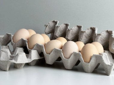 Tavuk yumurtalı karton kutular. Masada pişmemiş yumurtalarla kutular. Doğal organik tarım ürünü. Paskalya tatiline hazırlanıyorum. Taze yemek teslimatı, karton paket. Yemek pişirmek için ham malzeme.