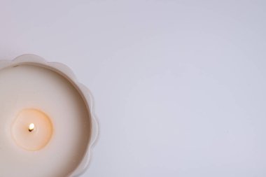 Beyaz masada yanan mum. Ev konforu, spa, rahatlama ve sağlık konsepti. İç dekorasyon. Rahatlama ve zen atmosferi