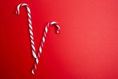 Noel arkaplanda şeker kamışları var. Poster, afiş, tebrik kartı şablonu. Şenlik arkaplanı. Tatil sezonu. Xmas çerçevesi