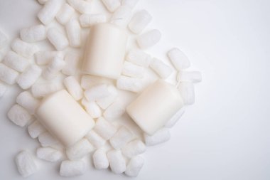 Farklı şekillerde beyaz mumlar. Şirin konforlu ev dekorasyonu