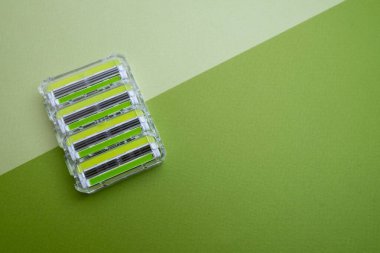 Kadınlar değiştirilebilir kartuşlarla tıraş olur. Güzellik, saç aldırma ve vücut bakımı konsepti. Depilasyon. Metin için boşluk