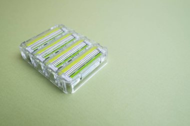 Kadınlar değiştirilebilir kartuşlarla tıraş olur. Güzellik, saç aldırma ve vücut bakımı konsepti. Depilasyon. Metin için boşluk