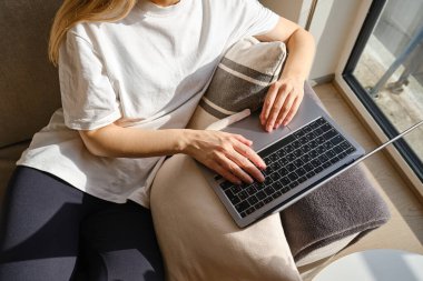 Kız evdeki ya da otellerdeki kanepede dizüstü bilgisayarda çalışıyor. Uzaktan kumanda. Ofis evde. Yatak odasındaki kadın dizüstü bilgisayarda yazıyor, uzaklardan öğreniyor, internette sörf yapıyor.