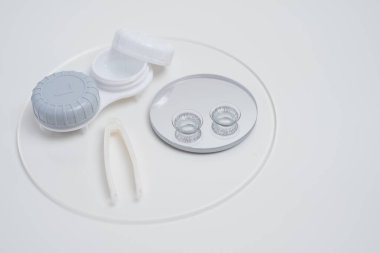 Kontakt lensler, çanta ve solüsyonlu şişe ve beyaz arka planda göz damlası. Göz sağlığı ve bakımı, görüş, göz bilimi konsepti, yakın çekim