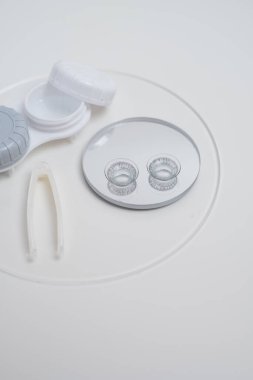 Kontakt lensler, çanta ve solüsyonlu şişe ve beyaz arka planda göz damlası. Göz sağlığı ve bakımı, görüş, göz bilimi konsepti, yakın çekim