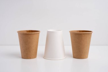 Çevre dostu tek kullanımlık kağıt sofra takımı. Kağıt bardak, ahşap çatal, geri dönüşüm. Boşluğu kopyala