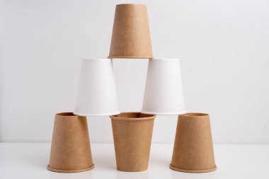 Çevre dostu tek kullanımlık kağıt sofra takımı. Kağıt bardak, ahşap çatal, geri dönüşüm. Boşluğu kopyala