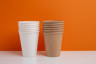 Çevre dostu tek kullanımlık kağıt sofra takımı. Kağıt bardak, ahşap çatal, geri dönüşüm. Boşluğu kopyala