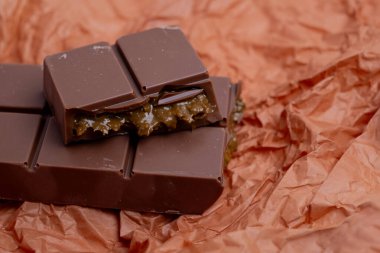 Bir kalıp siyah, dolgulu sütlü çikolata, Dubai çikolatası. Fındık dolgulu lezzetli çikolata.