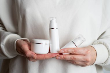 Bir kızın ellerinde bir kavanoz kaplıca kremi. Cilt bakımı. Eller için tıbbi ve dermatolojik kozmetik ürünleri. Bir kadının güzelliği ve sağlığı. Ceset için spa tedavisi. Doğal krem kaplamalı kap.