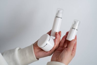 Bir kızın ellerinde bir kavanoz kaplıca kremi. Cilt bakımı. Eller için tıbbi ve dermatolojik kozmetik ürünleri. Bir kadının güzelliği ve sağlığı. Ceset için spa tedavisi. Doğal krem kaplamalı kap.